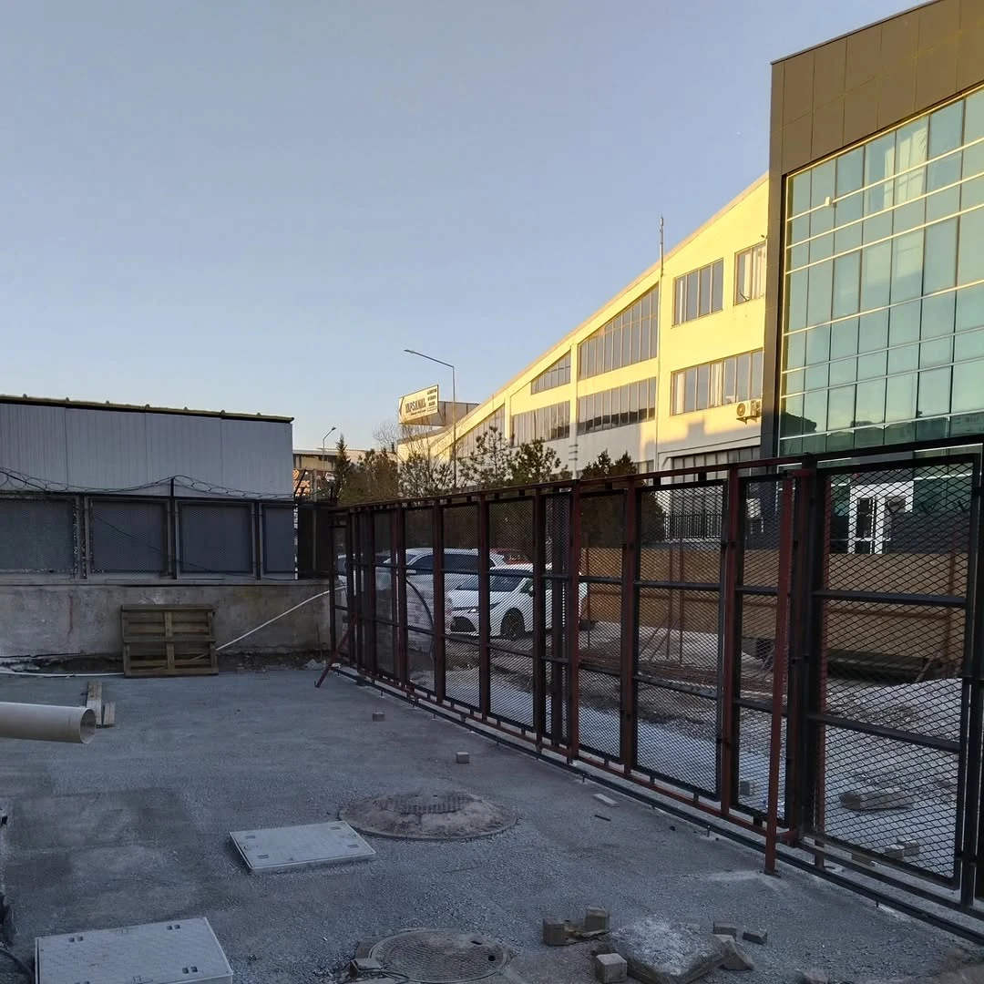 Örgü Panelli Metal Kapı